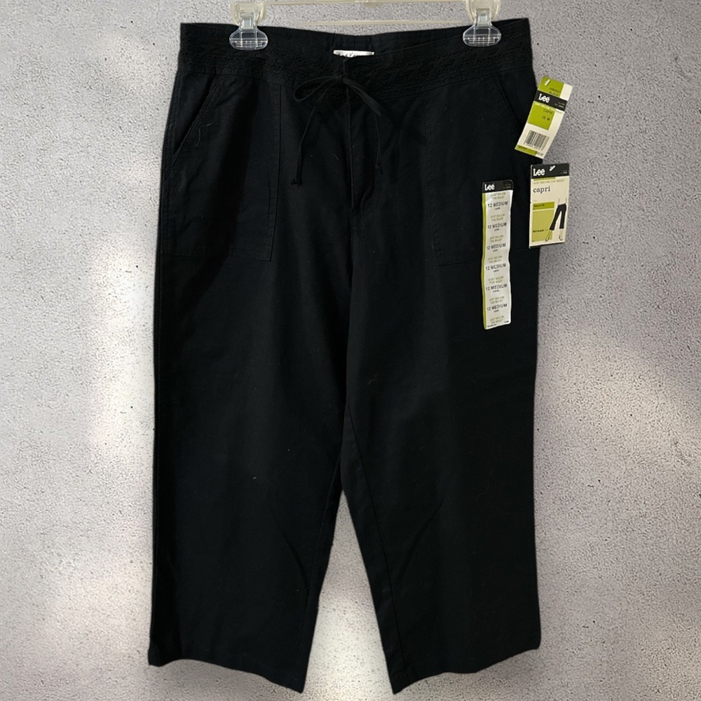 Lee black below the knee Capri pants size 12 NWT zip, tie closure